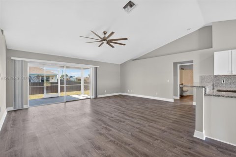 House in Cape Coral, Florida 4 bedrooms, 170.66 sq.m. № 2190457 - photo 14