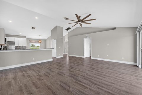 House in Cape Coral, Florida 4 bedrooms, 170.66 sq.m. № 2190457 - photo 12