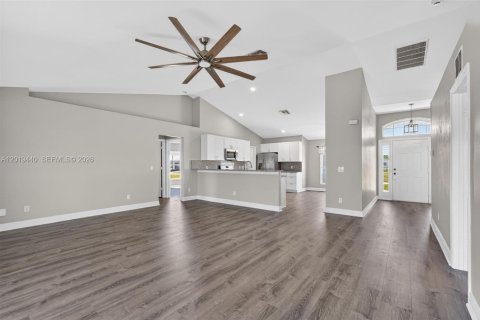 House in Cape Coral, Florida 4 bedrooms, 170.66 sq.m. № 2190457 - photo 13