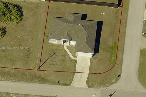 House in Cape Coral, Florida 4 bedrooms, 170.66 sq.m. № 2190457 - photo 5