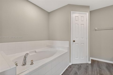 House in Cape Coral, Florida 4 bedrooms, 170.66 sq.m. № 2190457 - photo 27
