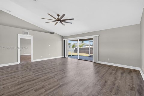 House in Cape Coral, Florida 4 bedrooms, 170.66 sq.m. № 2190457 - photo 15