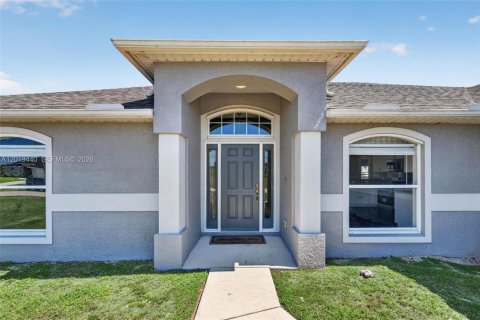 House in Cape Coral, Florida 4 bedrooms, 170.66 sq.m. № 2190457 - photo 6