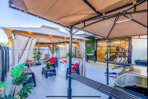 Casa en venta en Miami, Florida, 7 dormitorios, 154.68 m2 № 1953726 - foto 29