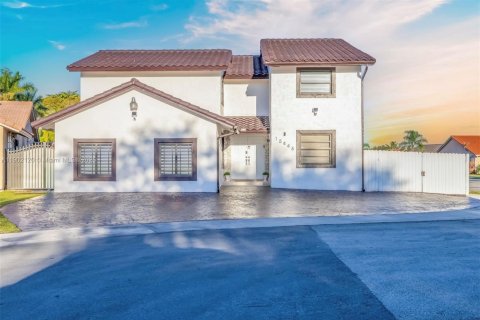 Casa en venta en Miami, Florida, 7 dormitorios, 154.68 m2 № 1953726 - foto 1