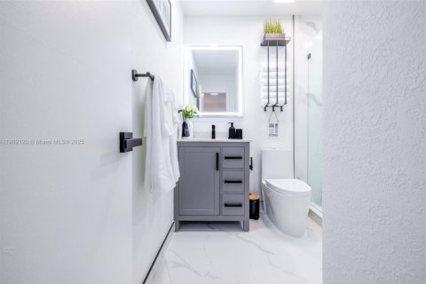 Casa en venta en Miami, Florida, 7 dormitorios, 154.68 m2 № 1953726 - foto 20