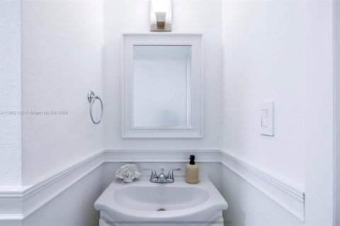 Casa en venta en Miami, Florida, 7 dormitorios, 154.68 m2 № 1953726 - foto 26