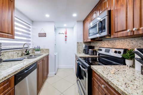 Casa en venta en Miami, Florida, 7 dormitorios, 154.68 m2 № 1953726 - foto 6
