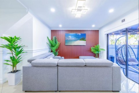 Casa en venta en Miami, Florida, 7 dormitorios, 154.68 m2 № 1953726 - foto 4