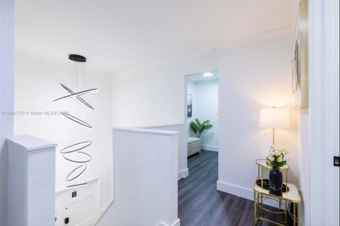 Casa en venta en Miami, Florida, 7 dormitorios, 154.68 m2 № 1953726 - foto 9