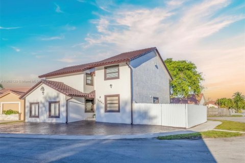 Casa en venta en Miami, Florida, 7 dormitorios, 154.68 m2 № 1953726 - foto 2