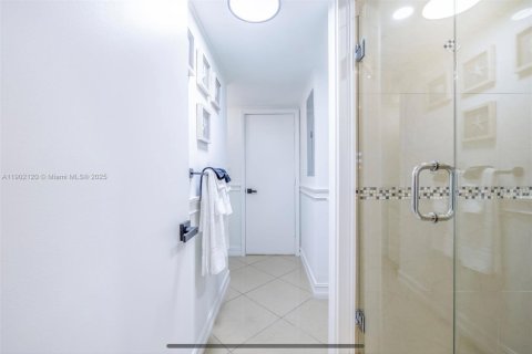 Casa en venta en Miami, Florida, 7 dormitorios, 154.68 m2 № 1953726 - foto 23