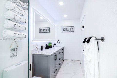 Casa en venta en Miami, Florida, 7 dormitorios, 154.68 m2 № 1953726 - foto 18