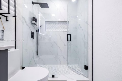 Casa en venta en Miami, Florida, 7 dormitorios, 154.68 m2 № 1953726 - foto 22