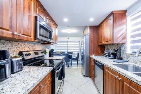 Casa en venta en Miami, Florida, 7 dormitorios, 154.68 m2 № 1953726 - foto 7