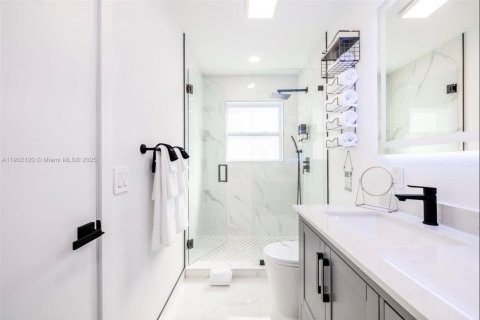 Casa en venta en Miami, Florida, 7 dormitorios, 154.68 m2 № 1953726 - foto 19