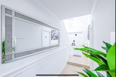 Casa en venta en Miami, Florida, 7 dormitorios, 154.68 m2 № 1953726 - foto 8