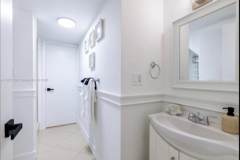 Casa en venta en Miami, Florida, 7 dormitorios, 154.68 m2 № 1953726 - foto 24