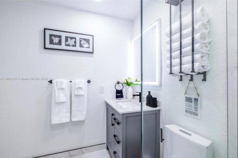 Casa en venta en Miami, Florida, 7 dormitorios, 154.68 m2 № 1953726 - foto 21