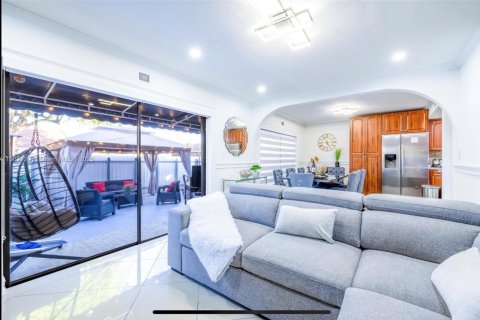 Casa en venta en Miami, Florida, 7 dormitorios, 154.68 m2 № 1953726 - foto 3