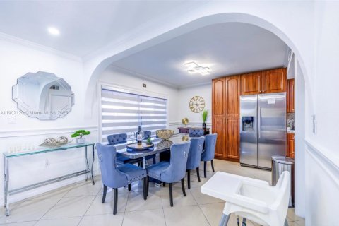 Casa en venta en Miami, Florida, 7 dormitorios, 154.68 m2 № 1953726 - foto 5