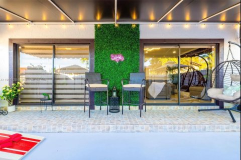 Casa en venta en Miami, Florida, 7 dormitorios, 154.68 m2 № 1953726 - foto 27