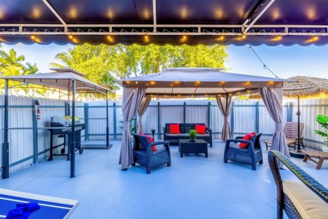 Casa en venta en Miami, Florida, 7 dormitorios, 154.68 m2 № 1953726 - foto 28