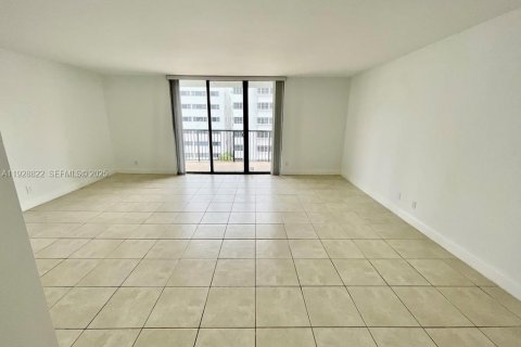 Condominio en venta en Miami Beach, Florida, 1 dormitorio, 81.38 m2 № 2035528 - foto 10
