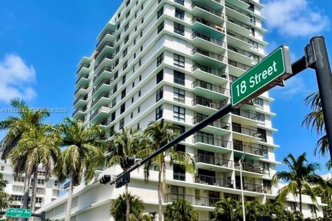Condominio en Miami Beach, Florida, 1 dormitorio  № 2035528