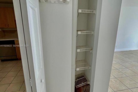 Condominio en venta en Miami Beach, Florida, 1 dormitorio, 81.38 m2 № 2035528 - foto 23