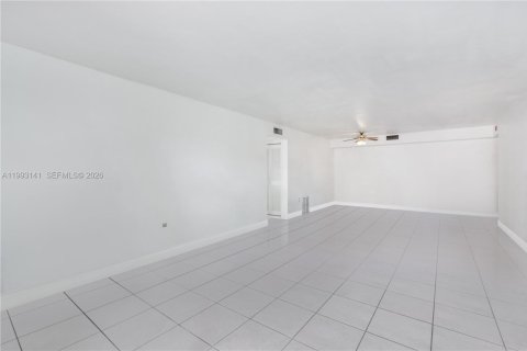 Купить кондоминиум в Майами, Флорида 2 спальни, 117.24м2, № 2154558 - фото 11