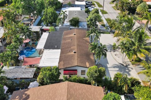 Casa en venta en Hialeah, Florida, 5 dormitorios, 190.91 m2 № 1886638 - foto 11