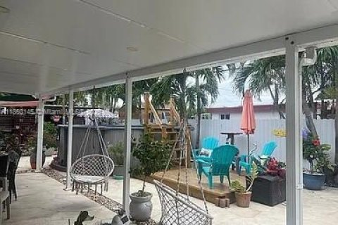 Casa en venta en Hialeah, Florida, 5 dormitorios, 190.91 m2 № 1886638 - foto 4