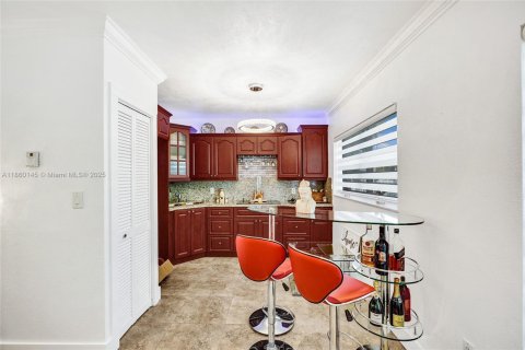 Casa en venta en Hialeah, Florida, 5 dormitorios, 190.91 m2 № 1886638 - foto 30