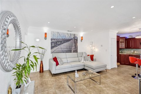 Casa en venta en Hialeah, Florida, 5 dormitorios, 190.91 m2 № 1886638 - foto 26