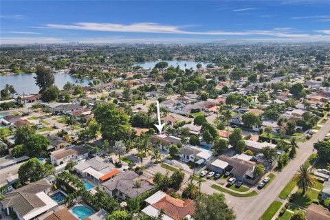 Casa en venta en Hialeah, Florida, 5 dormitorios, 190.91 m2 № 1886638 - foto 16