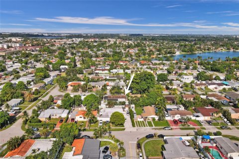 Casa en venta en Hialeah, Florida, 5 dormitorios, 190.91 m2 № 1886638 - foto 19