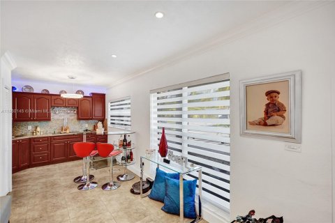 Casa en venta en Hialeah, Florida, 5 dormitorios, 190.91 m2 № 1886638 - foto 29