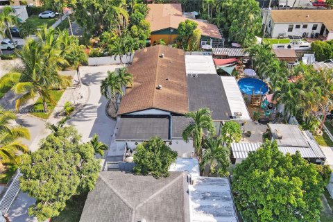 Casa en venta en Hialeah, Florida, 5 dormitorios, 190.91 m2 № 1886638 - foto 7