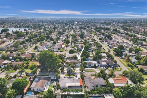 Casa en venta en Hialeah, Florida, 5 dormitorios, 190.91 m2 № 1886638 - foto 15