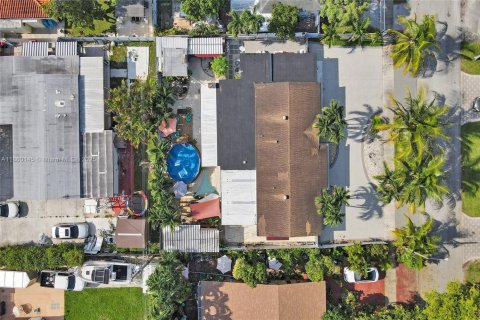 Casa en venta en Hialeah, Florida, 5 dormitorios, 190.91 m2 № 1886638 - foto 13