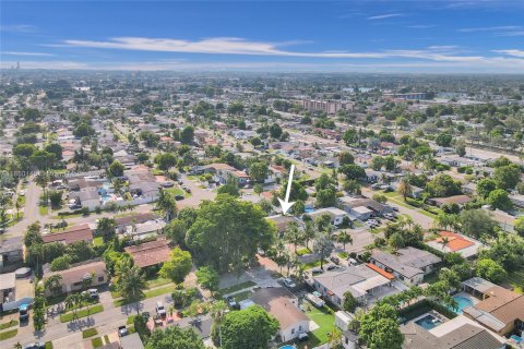 Casa en venta en Hialeah, Florida, 5 dormitorios, 190.91 m2 № 1886638 - foto 22