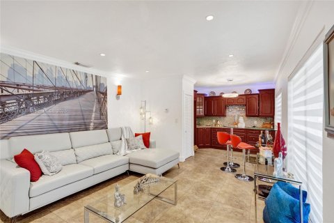 Casa en venta en Hialeah, Florida, 5 dormitorios, 190.91 m2 № 1886638 - foto 27