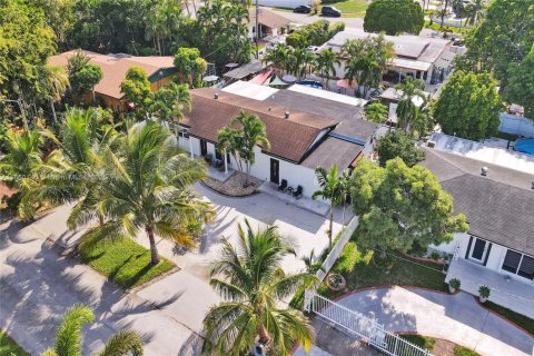 Casa en venta en Hialeah, Florida, 5 dormitorios, 190.91 m2 № 1886638 - foto 6