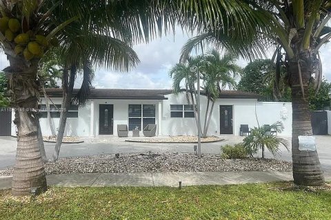Casa en venta en Hialeah, Florida, 5 dormitorios, 190.91 m2 № 1886638 - foto 1