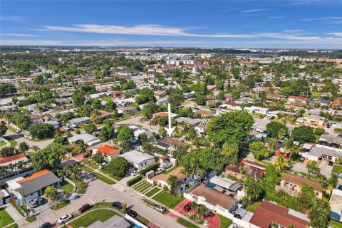 Casa en venta en Hialeah, Florida, 5 dormitorios, 190.91 m2 № 1886638 - foto 20