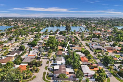 Casa en venta en Hialeah, Florida, 5 dormitorios, 190.91 m2 № 1886638 - foto 17