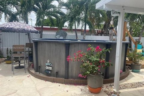 Casa en venta en Hialeah, Florida, 5 dormitorios, 190.91 m2 № 1886638 - foto 2