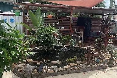 Casa en venta en Hialeah, Florida, 5 dormitorios, 190.91 m2 № 1886638 - foto 3