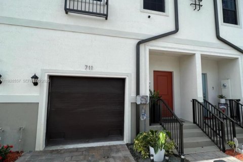 Touwnhouse à louer à Florida City, Floride: 3 chambres, 136.19 m2 № 1989143 - photo 1